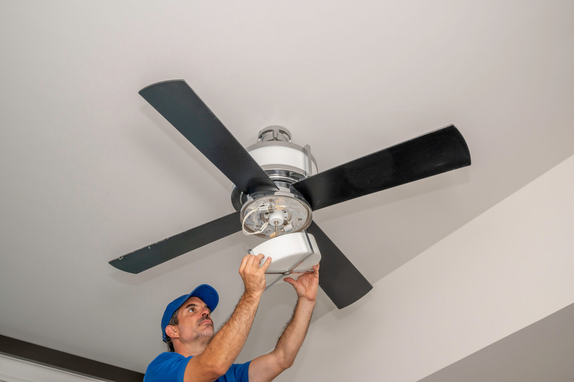 Removing the light cover on a fan Removing the light cover on a fan