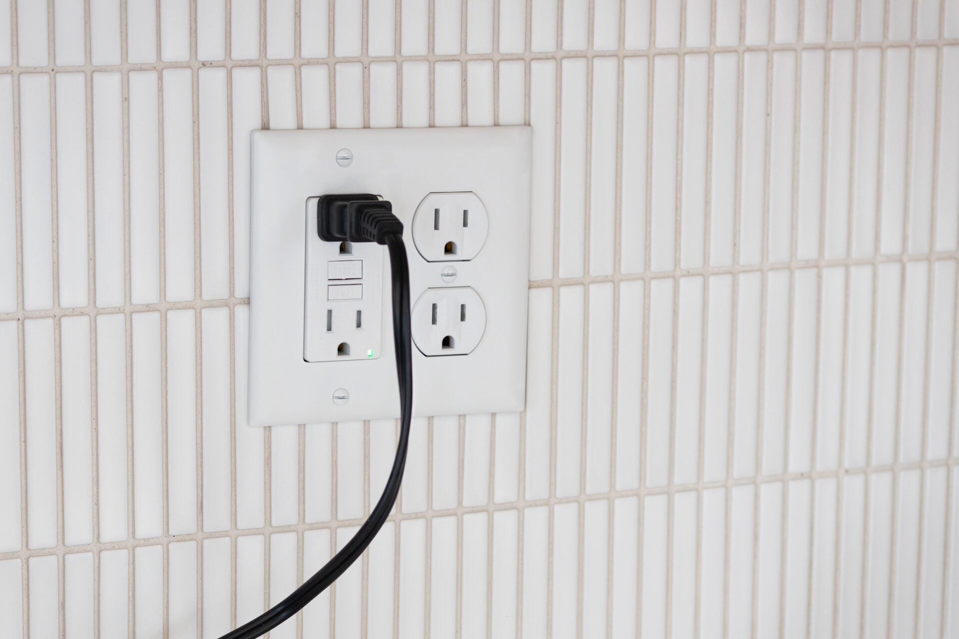 Appliance plugged in to GFCI outlet. Power cord plugged in Appliance plugged in to GFCI outlet. Power cord plugged in